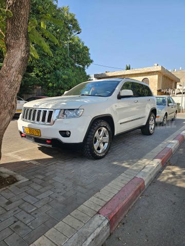 מודעת רכב ג'יפ גרנד צ'ירוקי