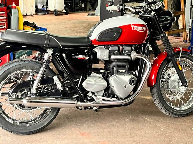 מודעת רכב טריומף Bonneville T100
