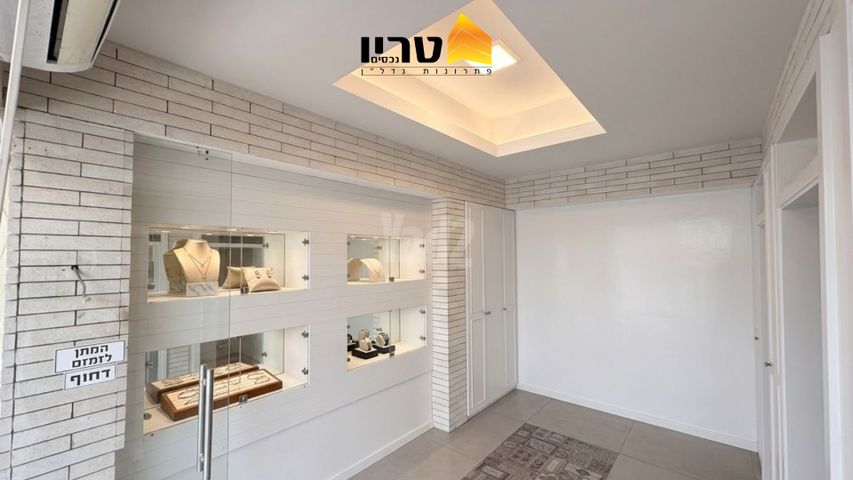 חנויות/ שטח מסחרי