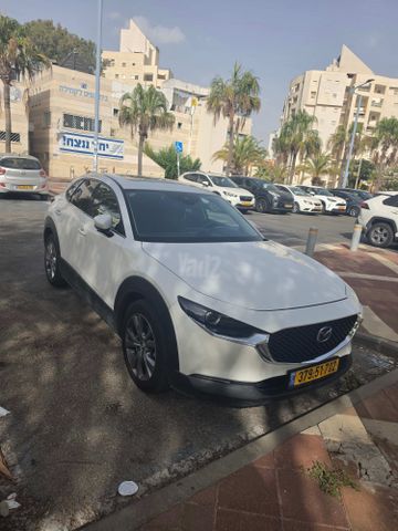 מודעת רכב מאזדה CX-30