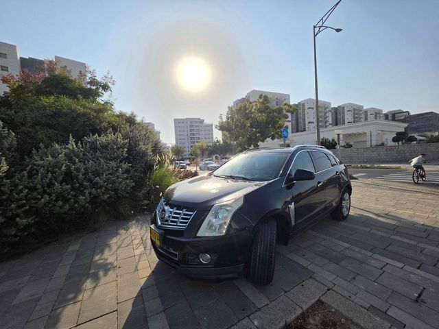 מודעת רכב קאדילק SRX
