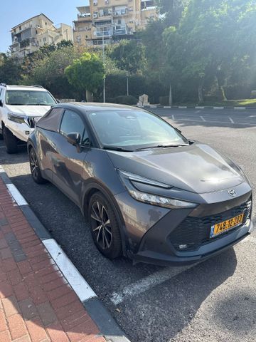 מודעת רכב טויוטה C-HR