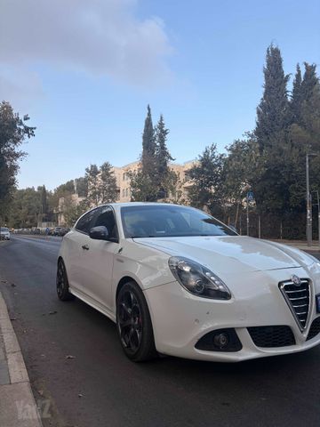 מודעת רכב אלפא רומיאו ג'ולייטה