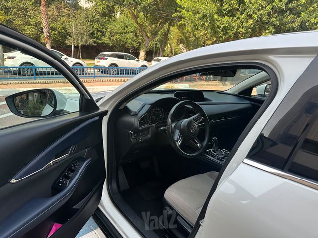 מודעת רכב מאזדה CX-30