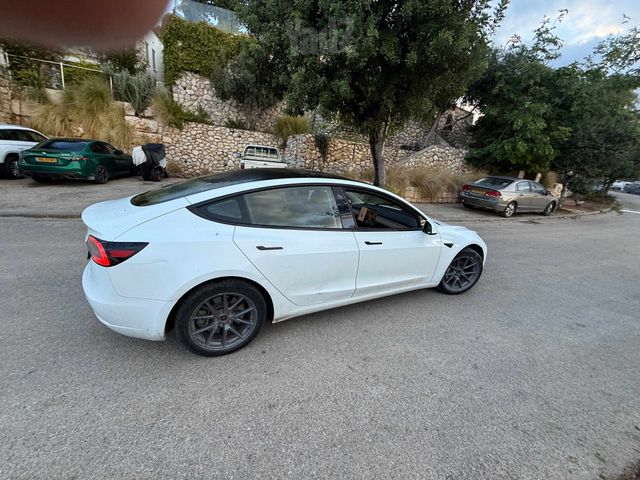 מודעת רכב טסלה מודל 3