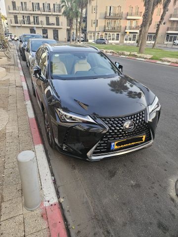 מודעת רכב לקסוס UX