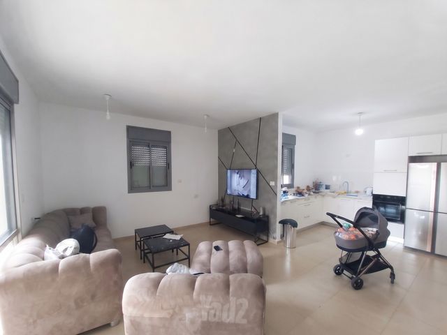 נצר חזני 14