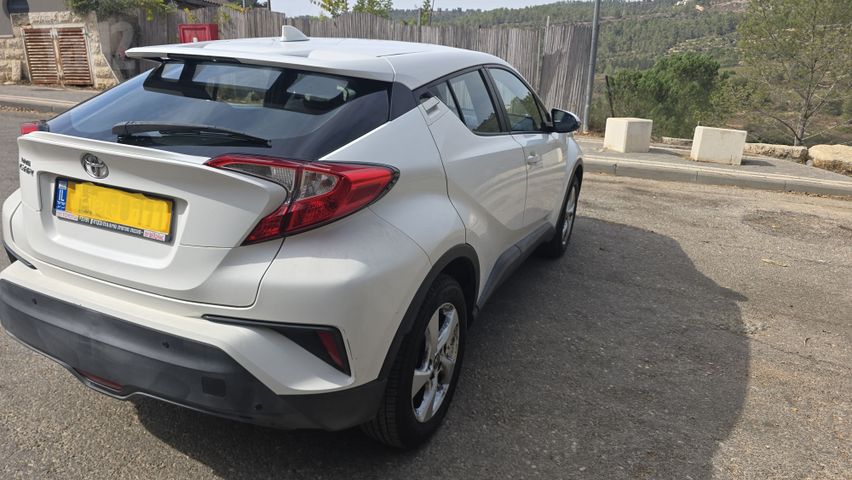 מודעת רכב טויוטה C-HR