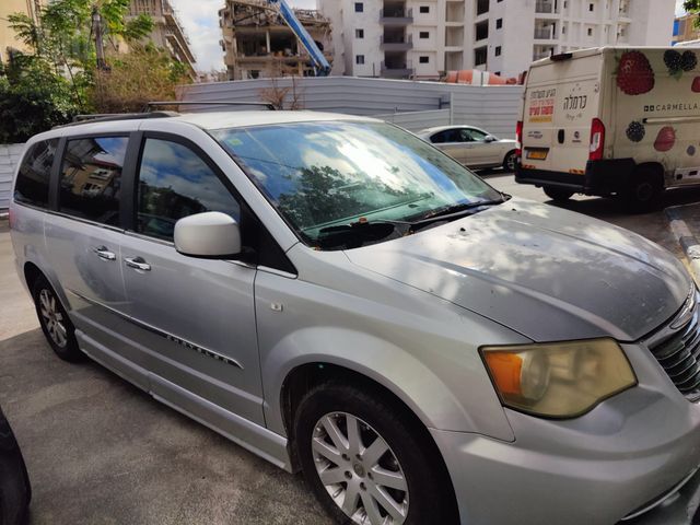 מודעת רכב קרייזלר גראנד וויאג'ר
