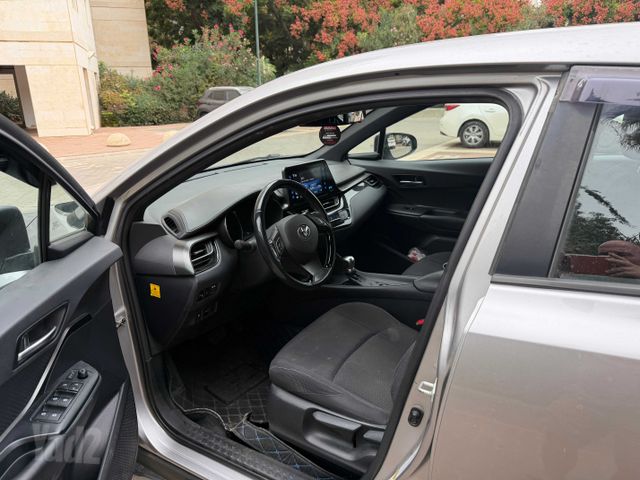 מודעת רכב טויוטה C-HR