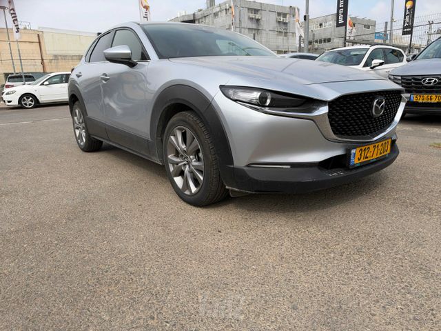 מודעת רכב מאזדה CX-30
