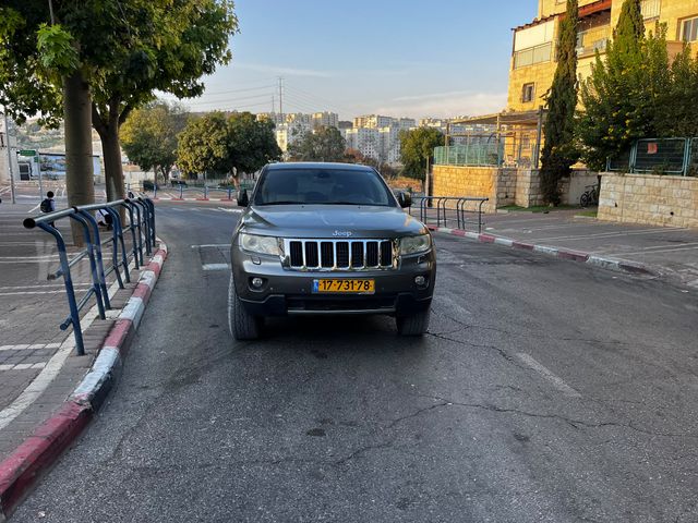 מודעת רכב ג'יפ גרנד צ'ירוקי
