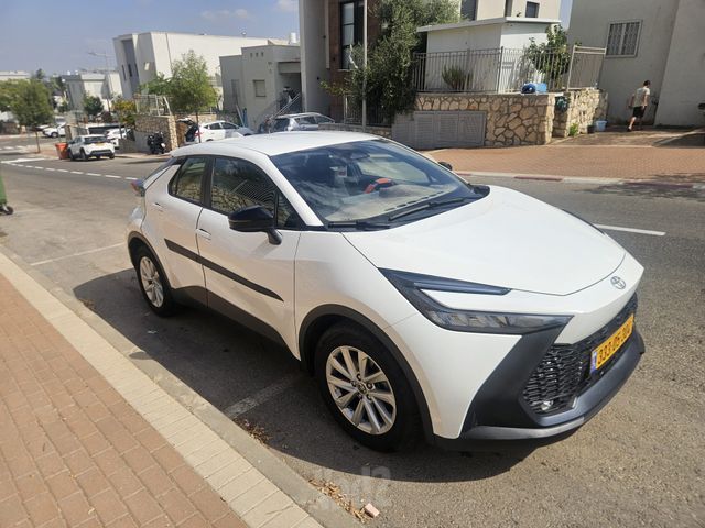 מודעת רכב טויוטה C-HR