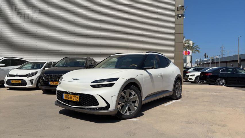 מודעת רכב ג'נסיס GV60