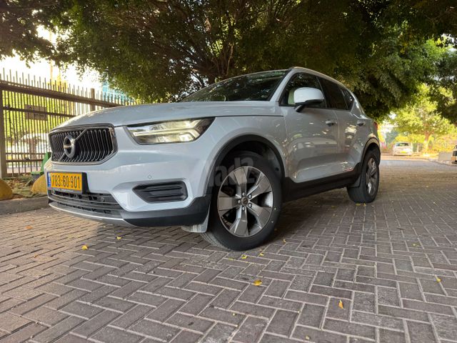 XC40 4X2 Momentum Plus אוט׳ בנזין 2.0 (190 כ״ס)