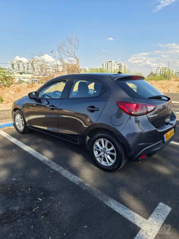 מודעת רכב מאזדה 2