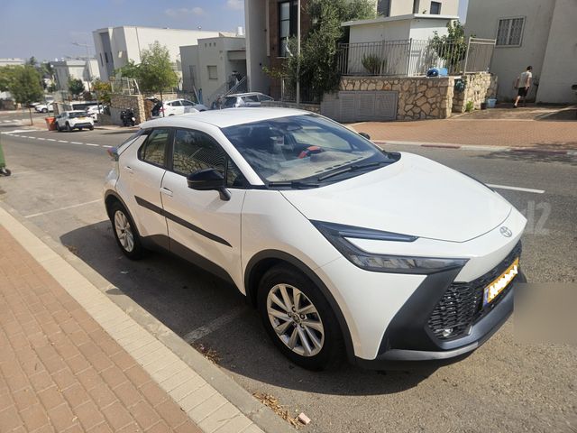 מודעת רכב טויוטה C-HR