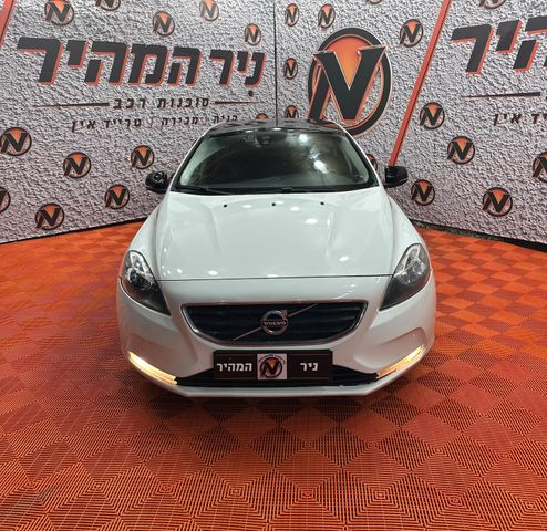 V40 Kinetic אוט׳ האצ'בק 1.5 (152 כ״ס)