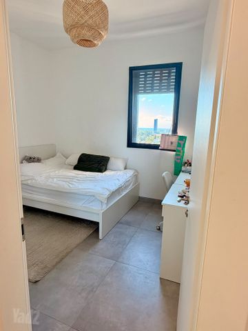 תמונה מהדירה ברמת השרון, 4 חדרים