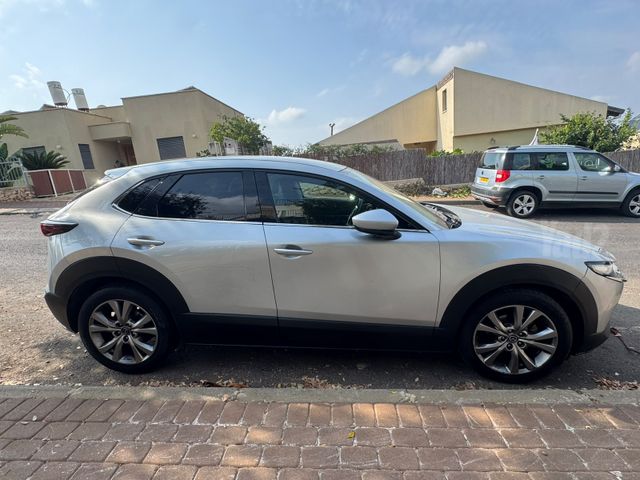 מודעת רכב מאזדה CX-30