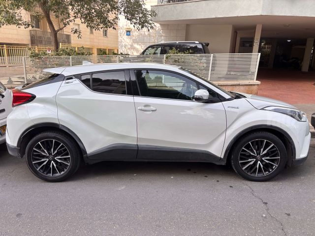 מודעת רכב טויוטה C-HR