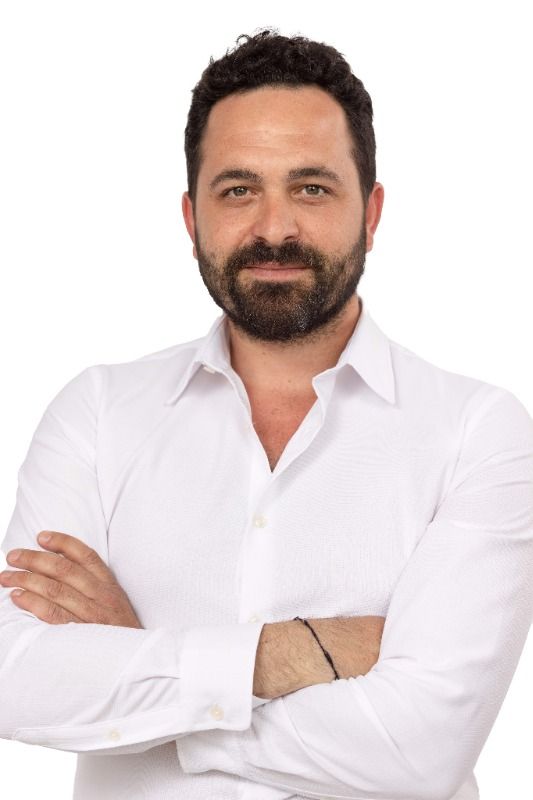 נדב רייזר