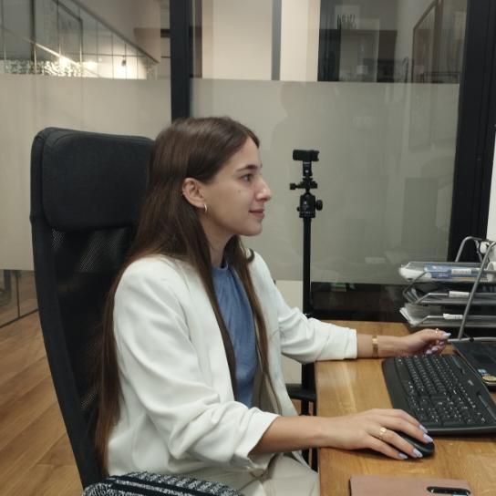 ליאור - מנהלת משרד מפלסים