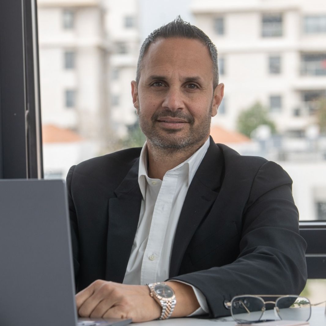 יוגב עובד